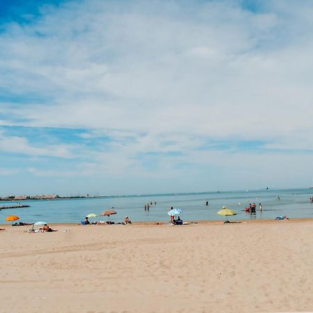 Duplex Centre Ville - 50M De La Plage - Clim - Garage - Netflix Le Grau-du-Roi Rum bild